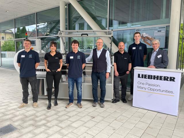 Erfolgreicher Abschluss für das HTL-Maturaprojekt Vliesabreißanlage in Kooperation mit den Liebherr-Hausgeräten Lienz. Im Bild v.l.n.r.: Arik Drexel, Lisa Bernsteiner, Lucas Grimm, Walter Hueter, Anton Pilz, Jonas Brunner, Christian Walder | Foto: Liebherr