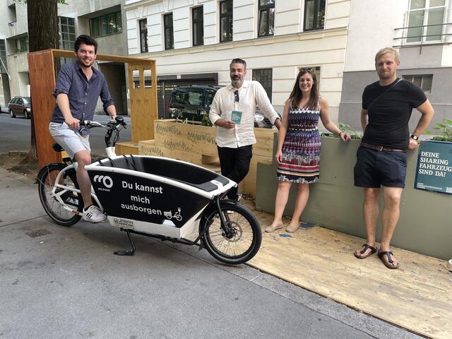 Im "Mo.Hub" an der Salzergasse: BV-Stellvertreter Christian Sapetschnig (SPÖ), MO.Point-Geschäftsführer Stefan Melzer, Aurelia Kammerhofer (TU) sowie Philip Krassnitzer (Agenda Alsergrund). (Archivbild/ Sommer 2022) | Foto: Tobias Schmitzberger