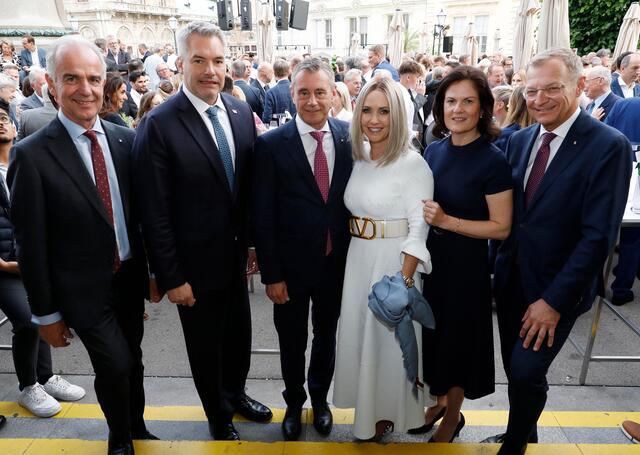 Von links: RLB OÖ-Aufsichtsratspräsident Volkmar Angermeier, Bundeskanzler Karl Nehammer, RLB OÖ-Generaldirektor Heinrich Schaller mit Gattin Claudia, Bettina Stelzer-Wögerer, Landeshauptmann Thomas Stelzer. | Foto: Strobl