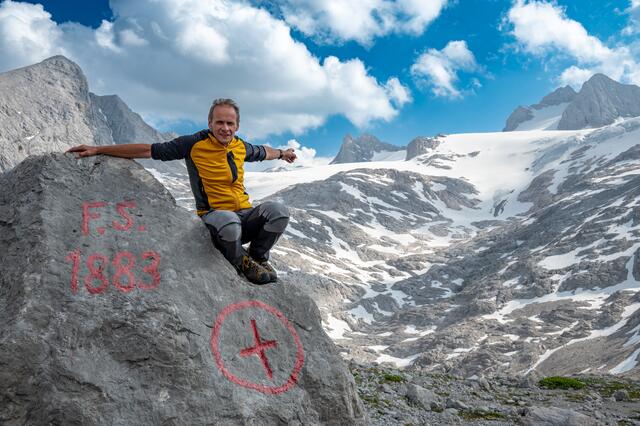 Der Projektleiter des Messprogramms am Hallstätter Gletscher Klaus Reingruber von BlueSky Wetteranalysen auf der ersten Messmarke aus dem Jahr 1883 von Friedrich Simony. Der Gletscher befindet sich mittlerweile rund 1,6 Kilometer entfernt von der Marke. | Foto: Land OÖ/Werner Kerschbaummayr