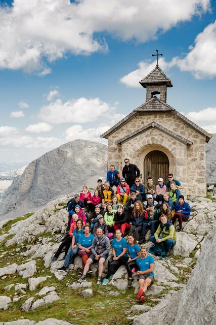 Gruppenfoto mit den Exkursionsteilnehmern und dem Team des Simonyhüttenwirt vor der Dachsteinkapelle. | Foto: Land OÖ/Werner Dedl