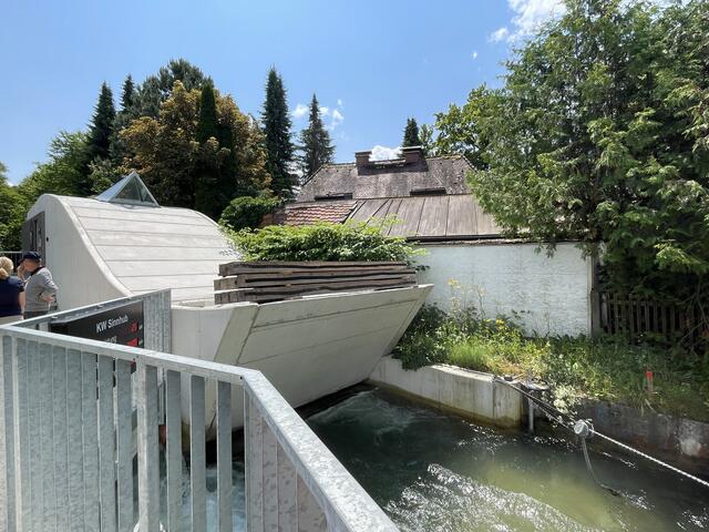 Das Wasser kommt auf dieser Seite (samt Fische) wieder raus und fließt weiter.  | Foto: sm