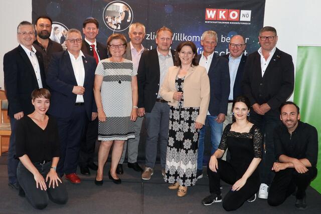 Stehend v.l.n.r: Andreas Krenn, Belush Korenyi, Michael Preissl, Christian Pehofer, Helga Rosenmayer, Peter Weißenböck, Jochen Flicker, Doris Schreiber, Thomas Eigenschink, Leopold Streicher und Harald Resch
Knieend v.l.n.r: Anne Rab, Anna Baumgartner und Jürgen Kapaun | Foto: Karl Tröstl