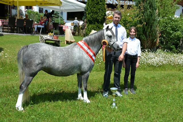 Mario und Emely Krepper aus Erpfendorf freuen sich mit „Moonshineyarrow`s Estelle“ bei der Zuchtschau West über den 1. Platz bei den Welsh A Stuten und den Tagessieg   | Foto: Georg Krepper