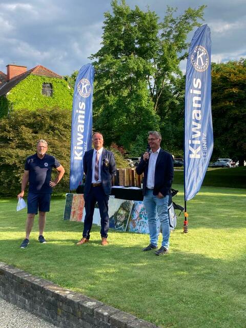 v.l.n.r.: Gerhard Fuchshofer, Organisator; Eugen Roth, Präsident des GC Murstätten; Michael Spath, Kiwanis Club Leibnitz bei der Siegerehrung. | Foto: Kiwanis Club