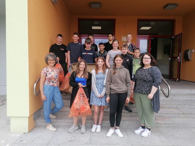 Abfallberaterin Silvia Thor und Lehrerin Christina Grausam, BEd, mit einer der teilnehmenden Gruppe | Foto: GV Gmünd