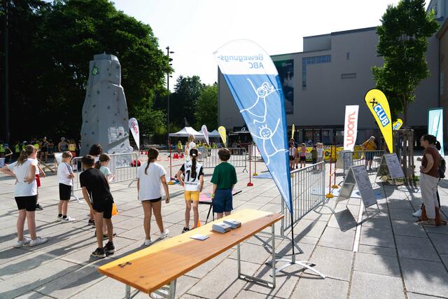 Vom 20. bis 22. Juni 2023 schlug die „Beweg Dich Tirol Tour“ der Lebensraum Tirol Holding ein letztes Mal ihre Zelte am Landestheater-Vorplatz in Innsbruck auf. | Foto: © Lebensraum Tirol Holding / Max Ablinger