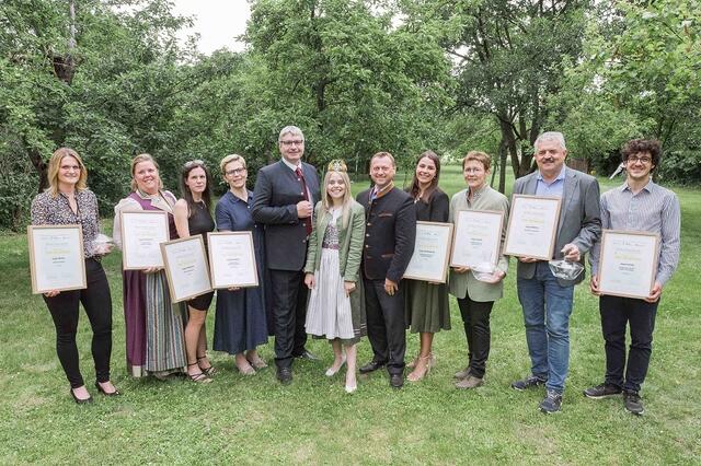 Bernadette Supperer, Susanne Hollweger, Angelika Nadler, Martina Hromatka-Erber, NÖ Weinbaupräsident Reinhard Zöchmann, NÖ Weinkönigin Sophie I., Obmann der bäuerlichen Direktvermarkter NÖ Johann Höfinger, Katharina Schwertführer, Elfriede Waldschütz, Josef Dockner, Felix Mayer | Foto: LWmedia/Leonardo Ramirez