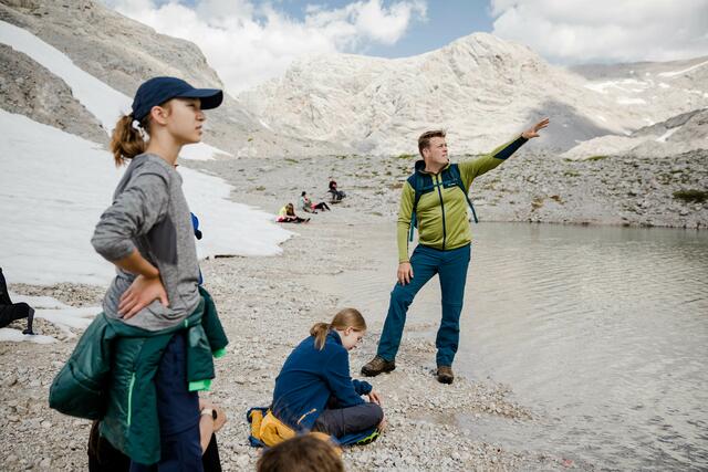 Umwelt- und Klima-Landesrat Stefan Kaineder zeigt Schülerinnen und Schülern des BRG Enns den Rückgang des Hallstätter Gletschers seit 1856. | Foto: Land OÖ/Werner Dedl