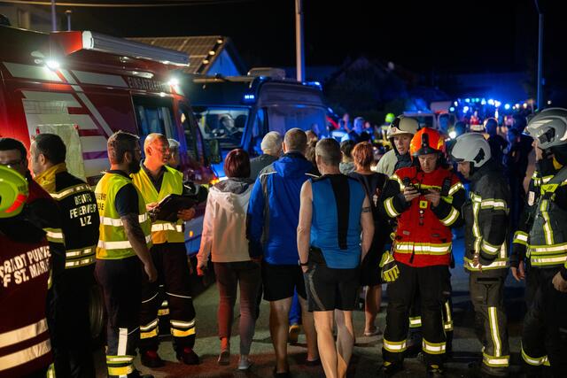 Ein großes Fragezeichen gibt es bei den betroffenen Anrainern wann diese wieder in die eigenen vier Wände zurückkehren können. | Foto: FOTOKERSCHI.AT/KERSCHBAUMMAYR