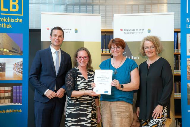 Auszeichnung für die Volksschule Randegg: Bildungsdirektor Karl Fritthum, Pädagogin Brigitte Hauptmann, Direktorin Manuela Auer und Bildungs-Landesrätin Christiane Teschl-Hofmeister | Foto: pistipixel.at