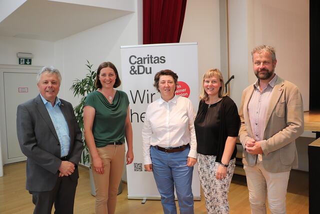 Bgm. Robert Tulnik (re) begrüßte in Fernitz-Mellach die Caritas-Spitze mit Erich Hohl, Nora Tödtling-Musenbichler, Petra Prattes und Sabine Spari.  | Foto: Edith Ertl