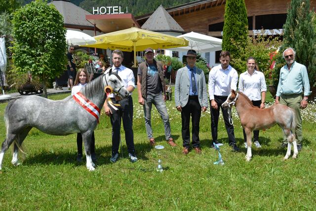 Die stolzen Tagessieger und Reservesieger mit Emely und Mario Krepper, Hans Unterrainer, Richter Bruno Stalder sowie Mario und Annalena Anker auf dem Hanneshof in Erpfendorf      | Foto: Georg Krepper