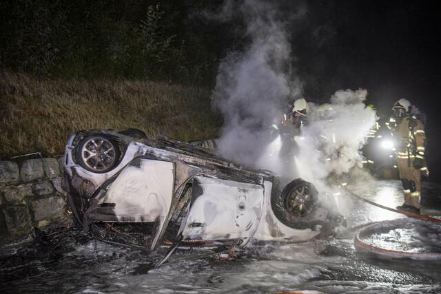 Am Dienstag am Abend kam es in Zirl zu einem Unfall. Ein 18-jähriger Lenker verlor die Kontrolle über sein Auto. Dieses überschlug sich und geriet in Brand. | Foto: Zeitungsfoto.at