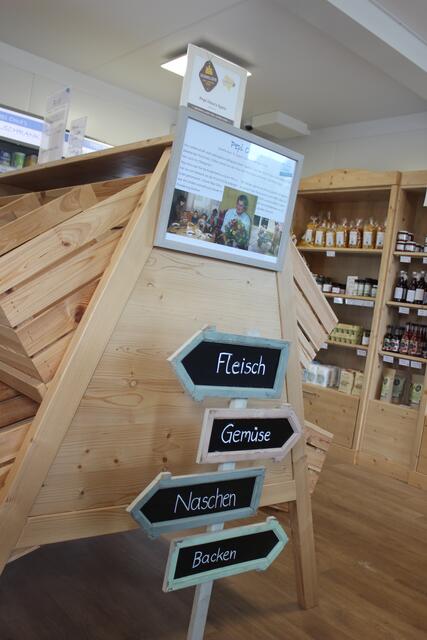 Von Fleisch über Essig bis hin zu Eiern bietet „Pepi Oma's Speis“ ein großes Angebot. | Foto: Vanessa Huber
