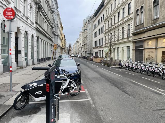 Schottenfelgasse mit Mo.hub – zu sehen ist auch das Lastenrad.  | Foto: Mo.Hub