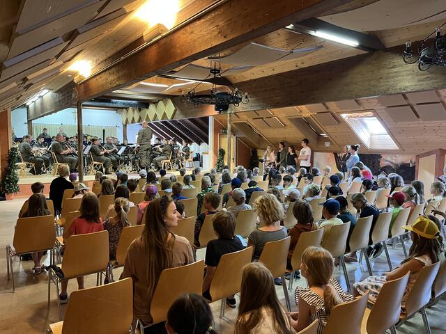 Die Militärmusik OÖ spielte ein "Schulkonzert" vor den Kindern der VS Steinbach und Unterach.  | Foto: Engelbert Hausleithner