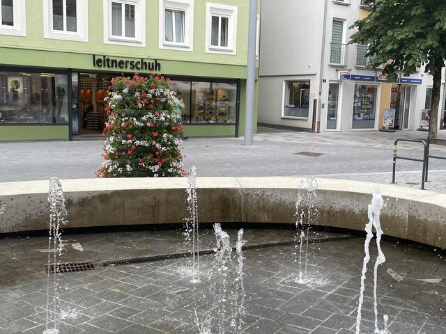 Auch vor dem Brunnen wurde eine der neuen Blumenpyramiden aufgestellt. | Foto: Reichel