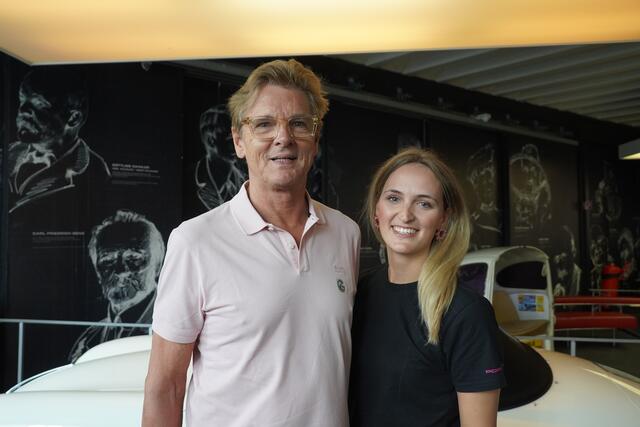 Porsche Club Pinzgau Präsident Siegfried Mariacher mit seiner Tochter.  | Foto: Magdalena Pfeffer