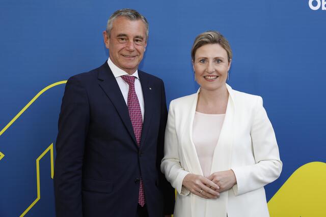 RLB OÖ-Generaldirektor Heinrich Schaller und Familienministerin Susanne Raab. | Foto: Strobl