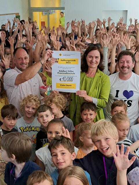 Voller Stolz übergab Schuldirektor Stefan Radinger den dicken Scheck an Maria Sauer (Geschäftsführerin der Krebshilfe OÖ). | Foto: PHDL