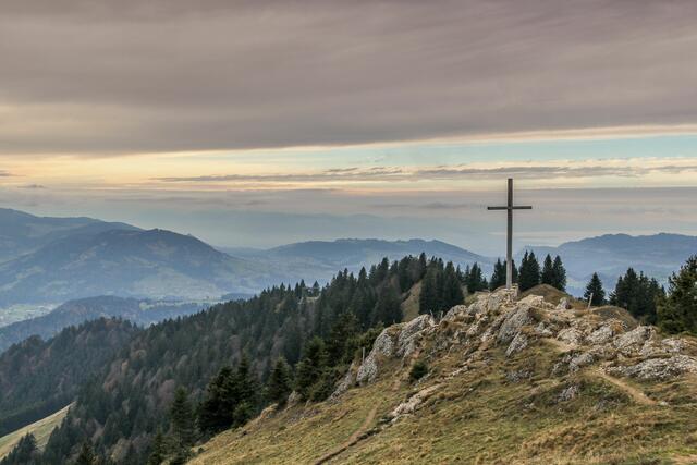 Keine Gipfelkreuze mehr in Tirol aufstellen? Das kann sich die VP Tirol nicht vorstellen. | Foto: unsplash/Thanti Riess (Symbolbild)