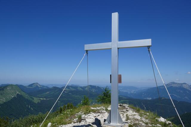 Am Osterhorn mit Blick nach Norden, links vom Kreuz der Faistenauer Schafberg, rechts vom Kreuz der "echte" Schafberg.  | Foto: Thomas Neuhold