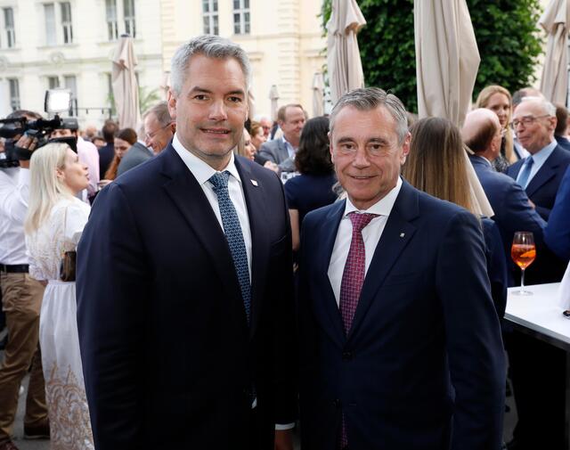 Von links: Bundeskanzler Karl Nehammer und RLB OÖ-Generaldirektor Heinrich Schaller. | Foto: Strobl