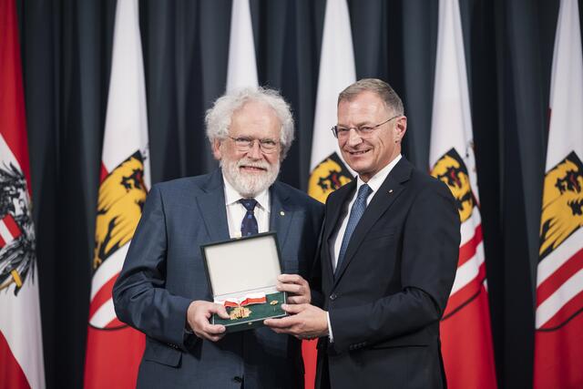 Anton Zeilinger (l.) erhielt das Große Goldene Ehrenzeichen des Landes Oberösterreich von Landeshauptmann Thomas Stelzer. | Foto: Land OÖ/Mayrhofer