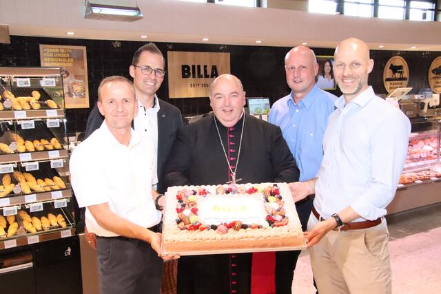 Unter Anwesenheit von Pfarrer Franz Brei (Mitte) und Bürgermeister Reinhard Deutsch (2. von rechts) eröffnete Billa-Vertriebsdirektor Peter Gschiel (rechts) die neue Filiale. | Foto: Martin Wurglits