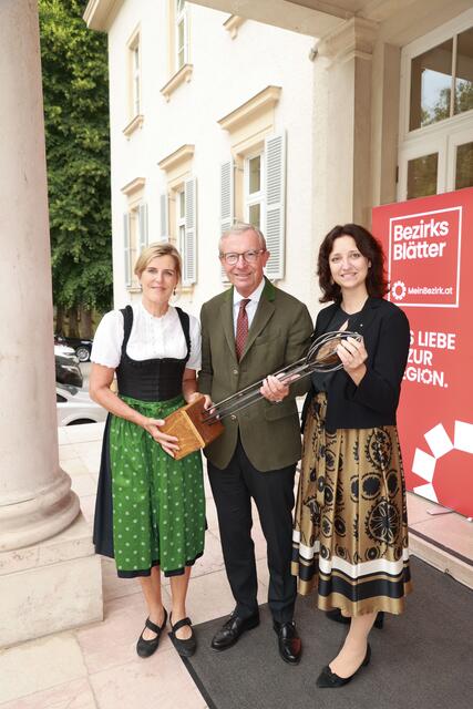 Preisträgerin Barbara Loferer-Lainer, Landeshauptmann Wilfried Haslauer und Anna Doblhofer-Bachleitner, Mitglied der Geschäftsleitung des Raiffeisenverbandes Salzburg. | Foto: Franz Neumayr