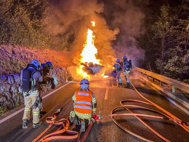 Am Dienstag am Abend kam es in Zirl zu einem Unfall. Ein 18-jähriger Lenker verlor die Kontrolle über sein Auto. Dieses überschlug sich und geriet in Brand. | Foto: Zeitungsfoto.at