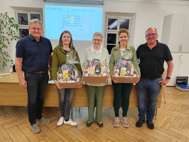 Bei der Übergabe der Preise: Bgm. Josef Waltl, Melina Paternusch, Marianne Schmuck, Manuela Merschnik und Johannes Rauer. | Foto: Marktgemeinde Wies