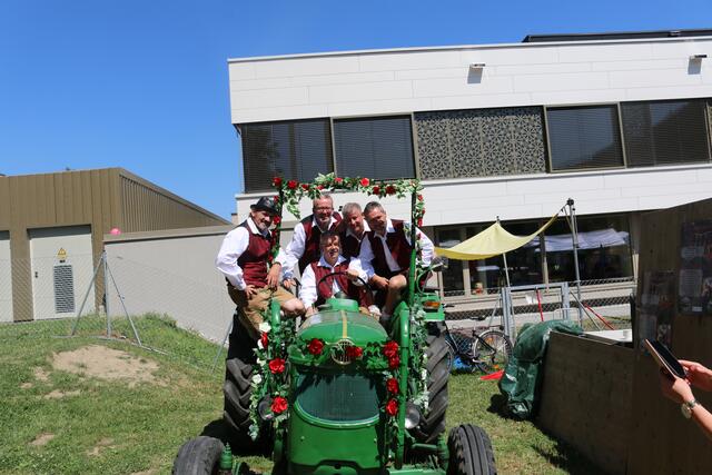 Das sind keine Völser Lederhosen, sondern die Hattinger Buam, die starke Fotomotive stets zu schätzen wissen.