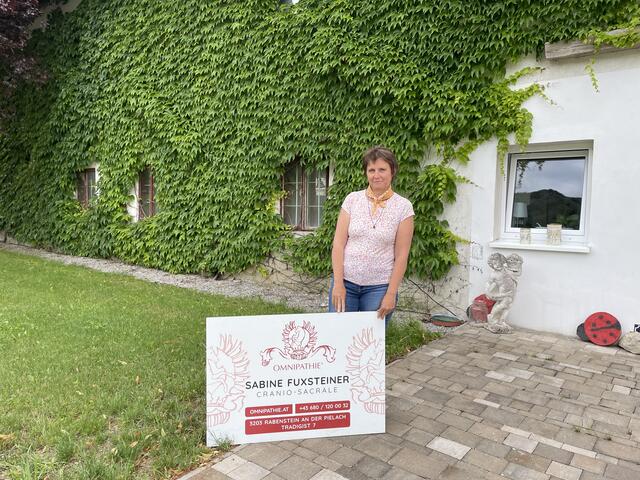 Sabine Fuxteiner mit ihrem Werbeschild | Foto: Martina Schweller