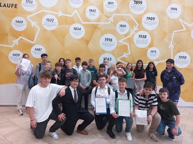 Die Schülerinnen und Schüler der 4F  | Foto: Mag. Glatz