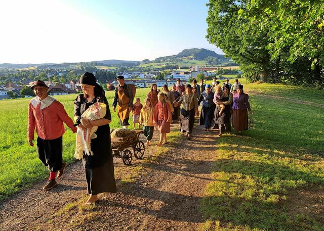 Buntes Treiben unter der Linde: 140 Würfelspieler beeindruckten bei Dreharbeiten.  | Foto: Sonja Schmid