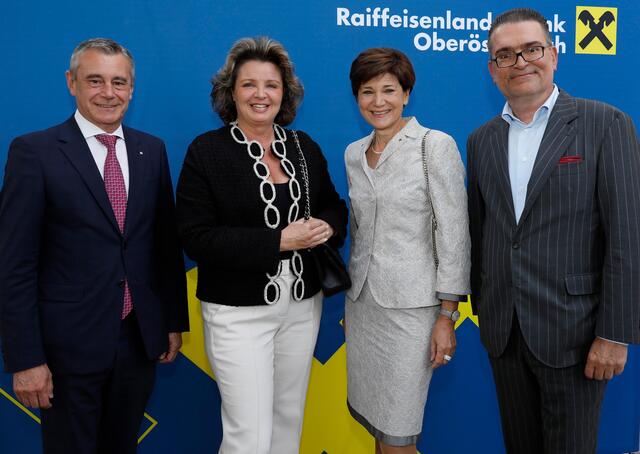 Von links: RLB OÖ-Generaldirektor Heinrich Schaller, Renate Waldhäusl-Taus, RLB OÖ-Generaldirektor-Stellvertreterin Michaela Keplinger-Mitterlehner, Martin Waldhäusl (CEO Management Trust Holding). | Foto: Strobl