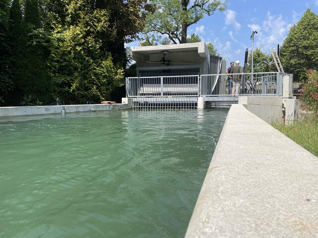 Bei der Kreuzung Sinnhub- und Leopoldskronerstraße in der Stadt Salzburg entstand das Wasserkraftwerk, das die Haushalte aus der Region mit Strom – gewonnen aus dem Wasser des Almkanals – speist. | Foto: sm