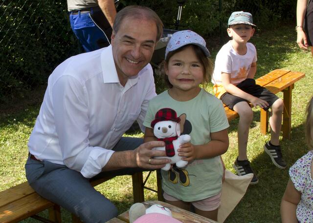 LR Leonhard Schneemann wurde von den Kindern willkommen geheißen.