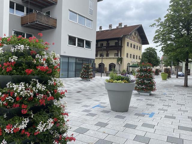 Ein Teil der Parkplätze wurde aufgelassen, dafür wurde Platz für Blumenschmuck geschaffen. | Foto: Reichel