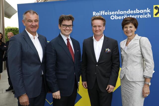 Von links: Von der Industriellenvereinigung Österreich Vize-Generalsekretär Peter Koren, Generalsekretär Christoph Neumayer sowie Präsident Georg Knill mit RLB OÖ-Generaldirektor-Stellvertreterin Michaela Keplinger-Mitterlehner. | Foto: Strobl