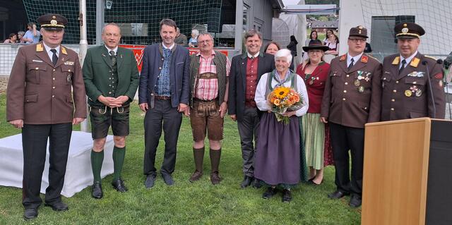 Ehrengäste (v. li.): BR Benjamin Schacher, LAbg Armin Forstner, LAbg Albert Royer, Bezirkshauptmann Hofrat Dr. Christian Sulzbacher, Bgm Fritz Zefferer, Johanna Bretterebner, VizeBgm Julia Karner, HBI Christoph Auzinger und ABI Josef Zörweg. | Foto: FF St. Martin am Grimming