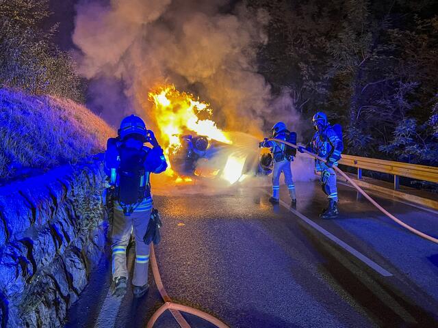 Am Dienstag am Abend kam es in Zirl zu einem Unfall. Ein 18-jähriger Lenker verlor die Kontrolle über sein Auto. Dieses überschlug sich und geriet in Brand. | Foto: Zeitungsfoto.at