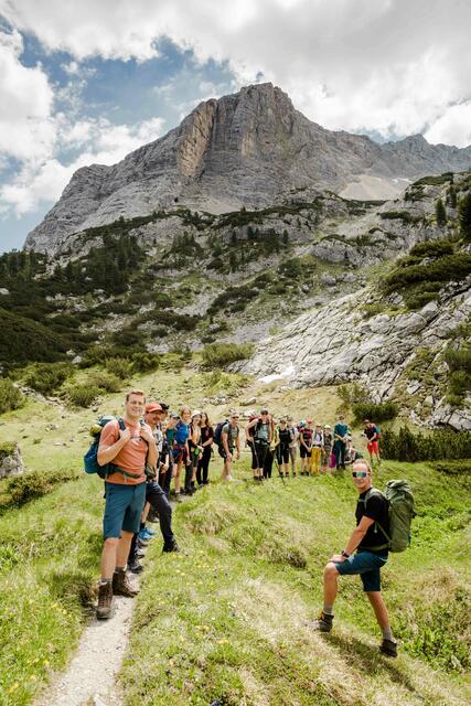 Umwelt- und Klima-Landesrat Stefan Kaineder und Klaus Reingruber (vorne) mit den Schülern und Lehrkräften des BRG Enns beim Aufstieg auf 2.200 Meter bis zum Hallstätter Gletscher. | Foto: Land OÖ/Werner Dedl