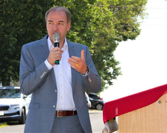 LR Leonhard Schneemann lobte das gemeindeübergreifende Vorzeigeprojekt in Dürnbach