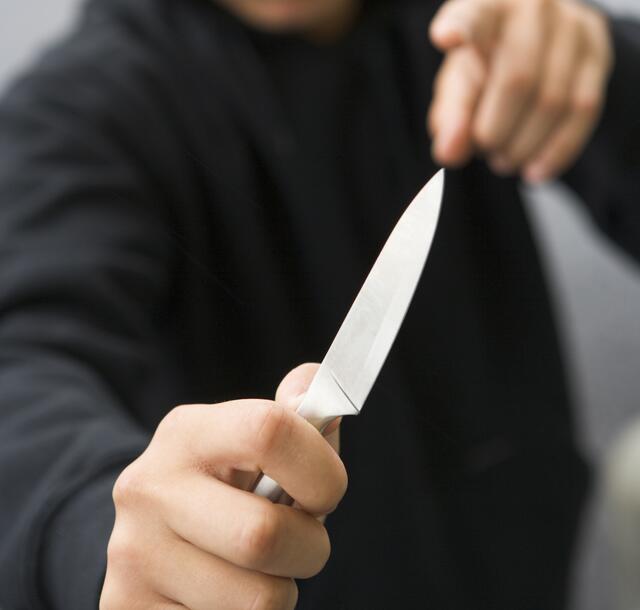 Als ein 20-Jähriger im Streit mit dem Messer auf den Freund seiner Mutter in Wels losgehen wollte, stellte sich dessen Großmutter dazwischen. | Foto: Monkeybusiness/panthermedia