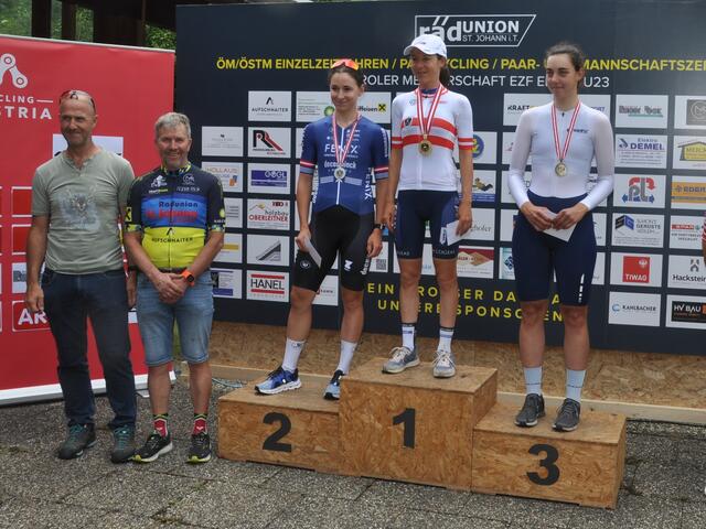 GV Hannes Steger und OK-Chef Rupert Polak mit den besten Damen im Einzel-Zeitfahren: Christina Schweinberger (2.), Olympiasiegerin Anna Kiesenhofer (1.) und Anna Kofler (3.) 