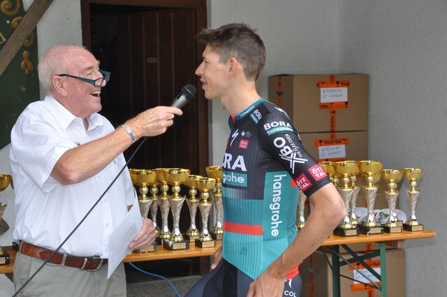 Moderator Hermann Edler im Interview mit Radprofi Patrick Gamper