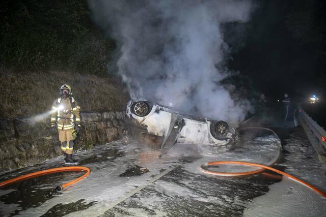 Am Dienstag am Abend kam es in Zirl zu einem Unfall. Ein 18-jähriger Lenker verlor die Kontrolle über sein Auto. Dieses überschlug sich und geriet in Brand. | Foto: Zeitungsfoto.at